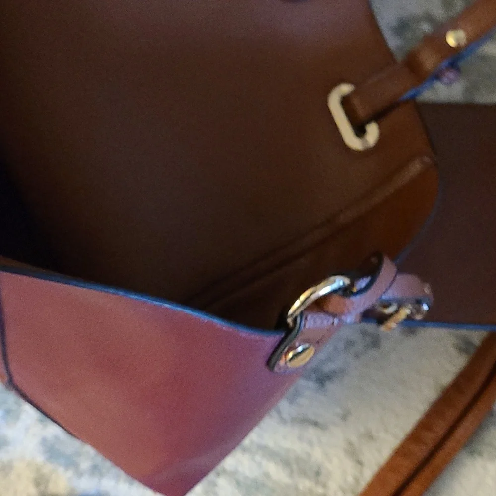 New condition vegan totes with attached coin purses and addtl matching bags - Picture 11 of 14